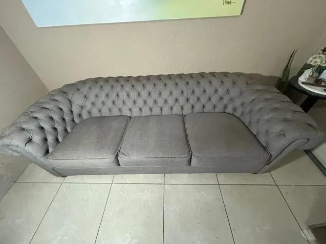 Sofá Chesterfield Clássico 3 Lugares - Cinza (Excelente Estado)