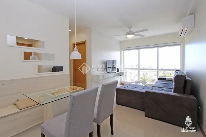 Apartamento mobiliado de 2 quartos com 1 vaga à venda no bairro Petrópolis em Porto Alegre
