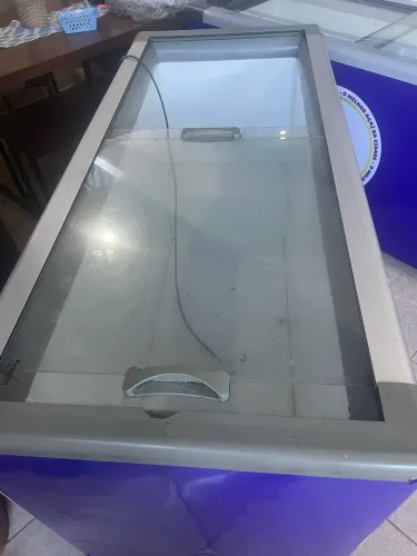 Vendo 2 freezers e 1 balcão 