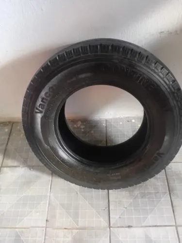 Vende -se Pneu Continental 225/70 aro 16 em bom estado.