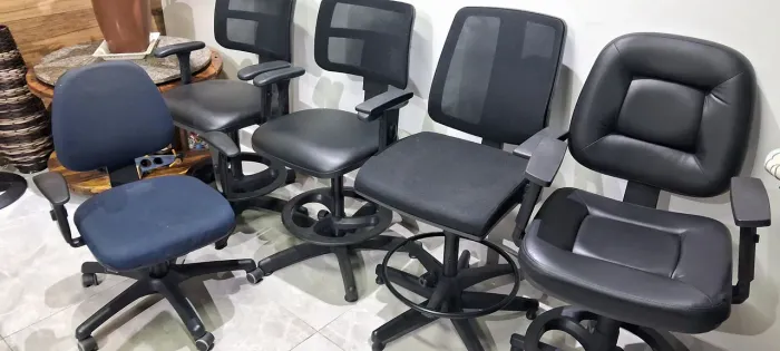 Cadeiras ergonômicas, reclináveis e giratórias.