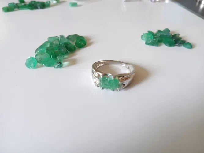 Anel masculino com esmeralda extra. Elegância, liderança e Poder