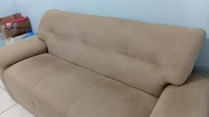 1 sofá ele nem largo