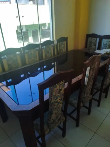 Mesa de jantar de madeira de qualidade com tampo de vidro escuro reforçado!