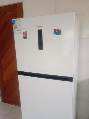 Vende- se geladeira midea ainda na garantia até 2027