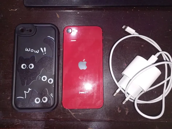 iPhone 2020 / 2 geração (Product RED) - 64 GB Seminovo com capa e Carregador Original