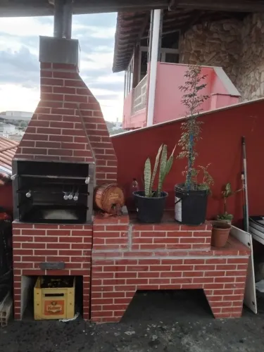 Churrasqueira de tijolo com chaminé para área gourmet