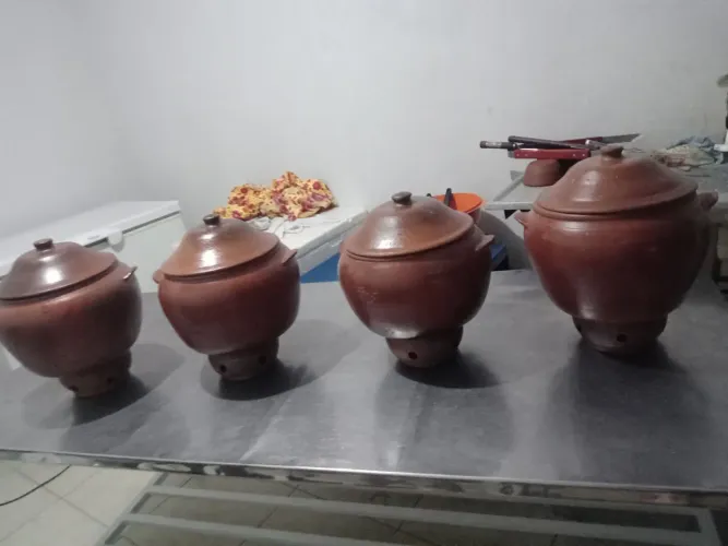 Vendo 4 panelas de barro completas com queimadores