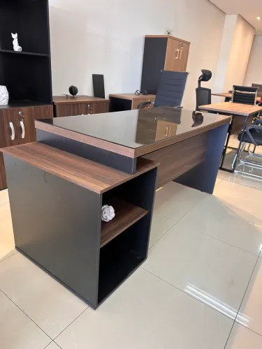 MESA PEDESTAL RETA TAMPO 1.50 COM VIDRO E GAVETEIRO LOJA IKONOFFICE