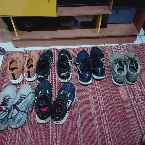 6 pares de tênis 3 Asics 1 Oakley 1 olímpicos e um fila