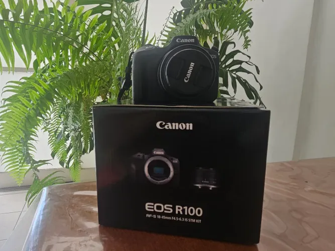 Canon R100 + lente 18-45mm