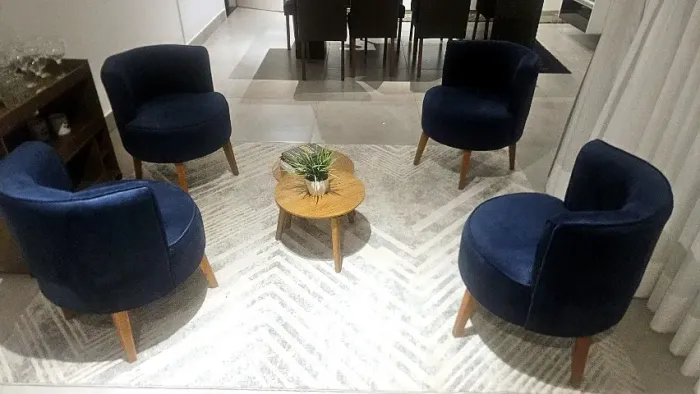 4 Poltronas Decorativas Concha Veludo Azul Marinho Pés Palito