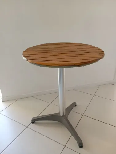 Mesa redonda de madeira