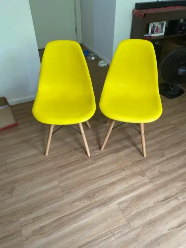 Duas Cadeiras amarelas 