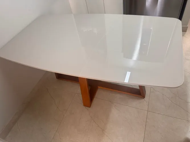 Mesa com seis lugares, rachadura no vidro 