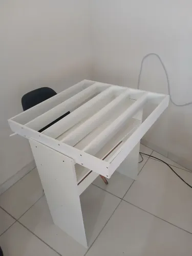 Mesa e expositor de manicure 