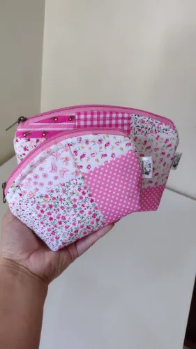 Nécessaire Meia Lua<br>M R$ 30,00<br>P R$ 25,0