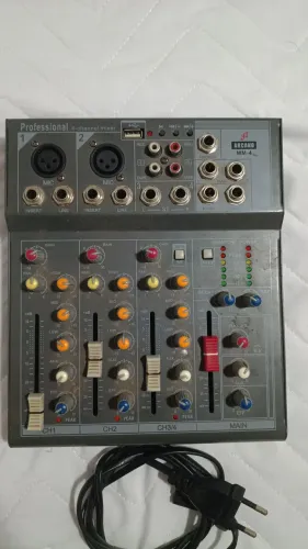 Mesa de som pequena arcano 4 canais com efeito 