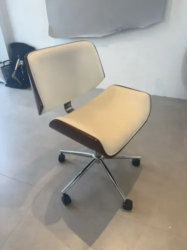 Cadeira giratória com madeira alcochoada 