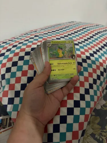 14 cartas Pokémon Full Art e mais 50 cartas Pokémon e uma de brinde