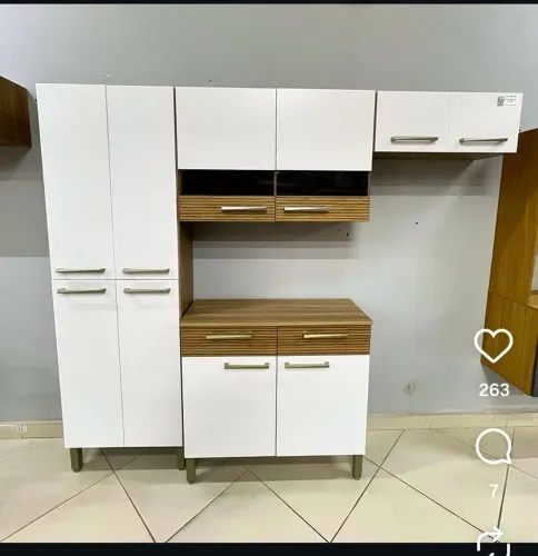 Armário de cozinha com detalhe RIPADO
