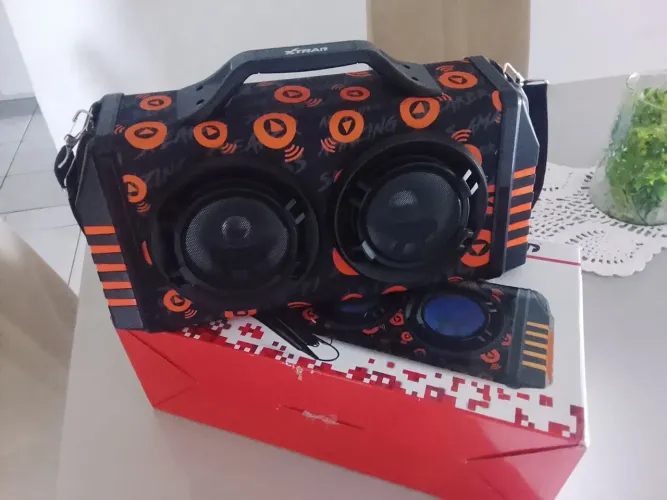 Vendo caixa de som 300$  interessado chamar no ZAP *64