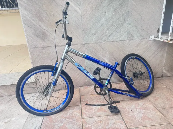 Bike bmx pra reformar e andar.(desapego)