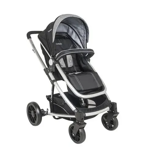 Carrinho de bebê com Bebê conforto