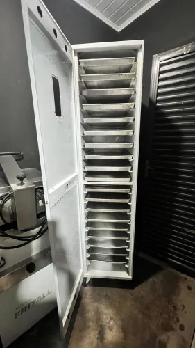 Armário Industrial Para Pães Imecca Com Bandejas Inox e Rodízios