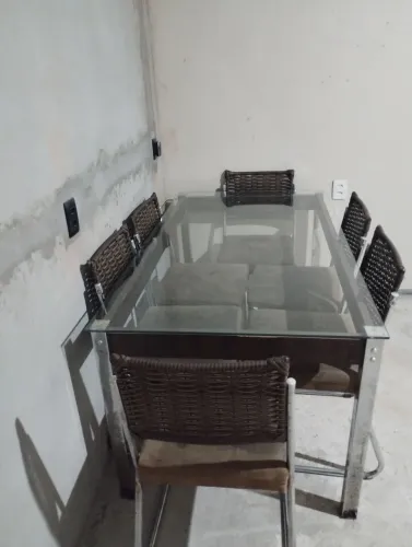 Mesa de vidro com 6 cadeiras