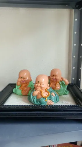 Trio de monges em gesso com roupa verde