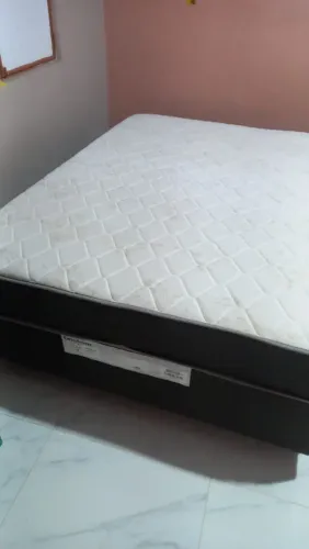 Vende-se cama de casal e guarda roupa solteiro.