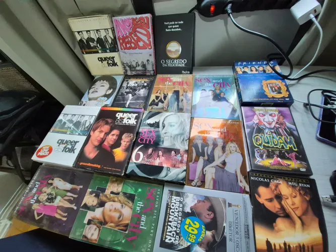 DVDs sex and the City, friends e queer as folk