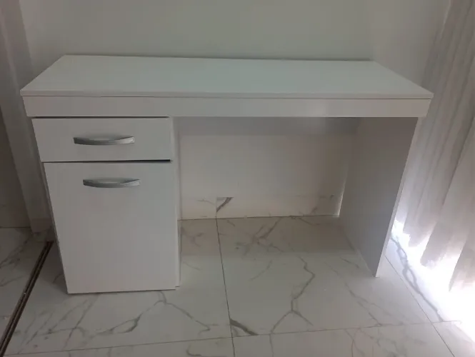 Mesa para computador/escritório branca com gaveta e armário