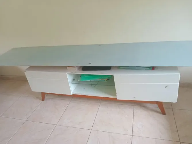 Lindo rack branco com pes retro, tampa de vidro opcional