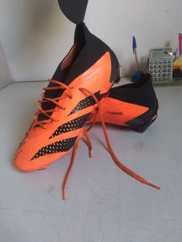 Chuteira adidas predator