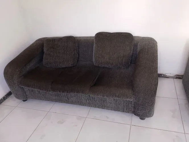 Conjunto de sofás de material resistente,semi novos