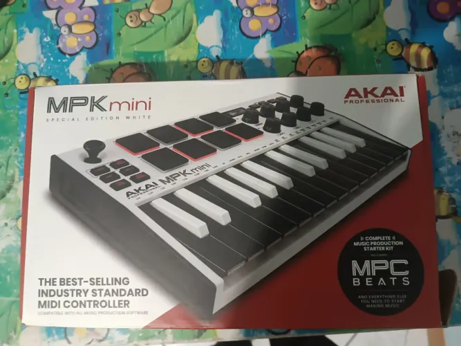 Mini Teclado Controlador MIDI AKAI MPK Mini MK3 White QUASE NOVO