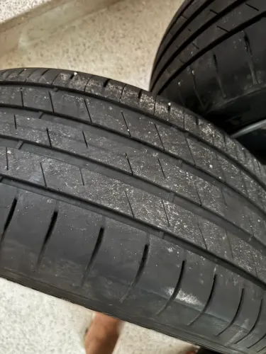 Rodas 17 5 furos do Polo GTS, com pneus Goodyear 