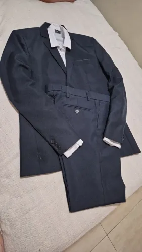 Terno preto infantil (paletó, calça e blusa branca) tam. 16, mas veste 12-14 anos