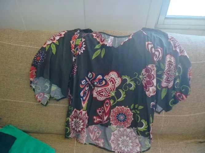 Blusas femininas em ótimo estado