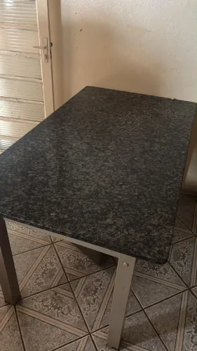 Mesa de mármore quadrada