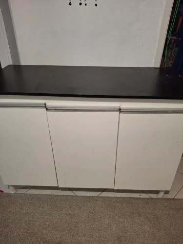 Balcão com tampo está com um pezinho quebrado