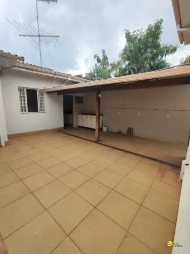 Casa à venda no Centro de Ibirité (MG) | Frente, 3 quartos, 2 banheiros e vaga