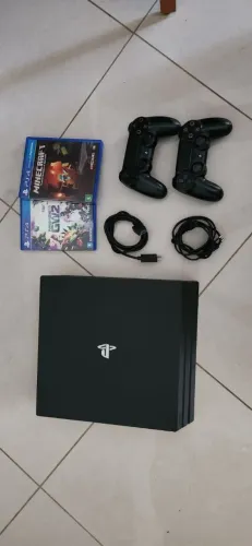 Playstation 4 PRO 1tb 2020 2 controles + 2 jogos