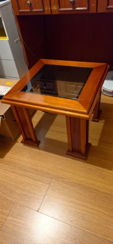Mesa de madeira com tampo de vidro