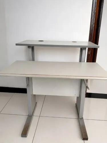 Mesa para computador/escritório. Ideal para home office
