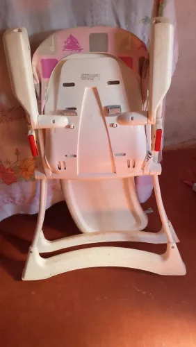 Cadeirinha de alimentação e bebê conforto 