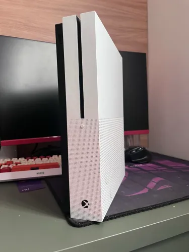 Xbox One S 1TB, Versão Americana, contendo apenas uns arranhões
