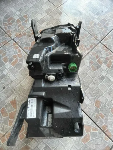 FAROL DA COMMANDER 2025 lado esquerdo 